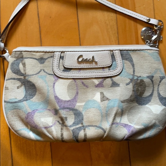 Gorgeous Coach Carry all wallet - Picture 9 of 9